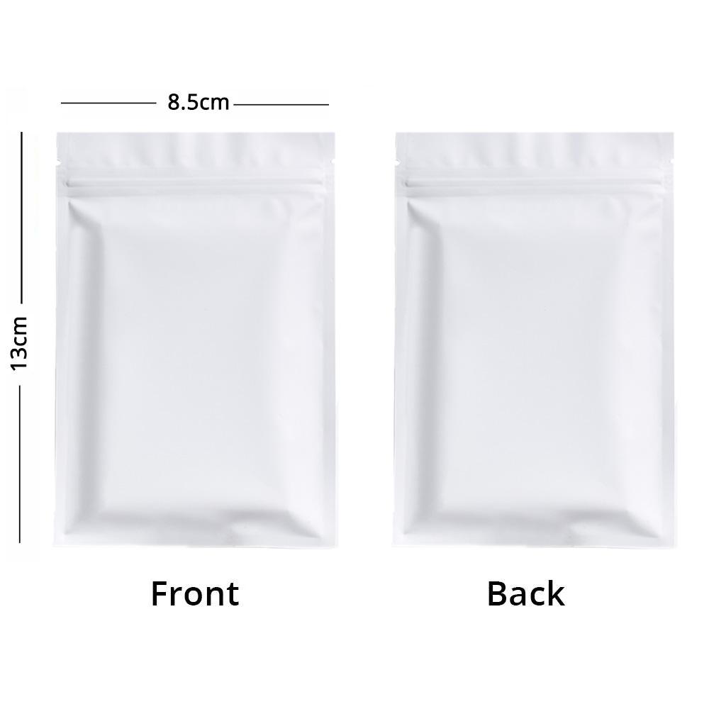 Anziano Che Getta Via Una Borsa Puzzolente Di Rifiuti Fotografia Stock Anziano Che Getta Via Una Borsa Puzzolente Di Rifiuti Fotografia Stock